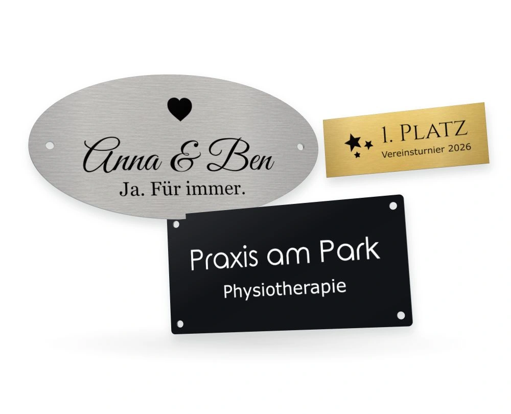 Ovales Hochzeitsschild Anna und Ben aus Edelstahl, goldenes Pokalschild und schwarzes Praxisschild in räumlicher Anordnung