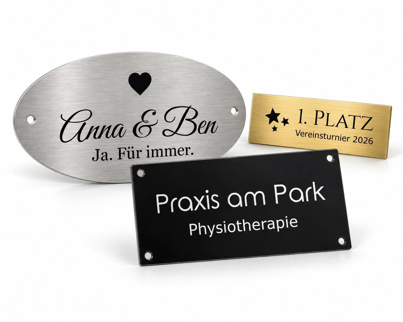 Ovales Hochzeitsschild Anna und Ben aus Edelstahl, goldenes Pokalschild und schwarzes Praxisschild in räumlicher Anordnung